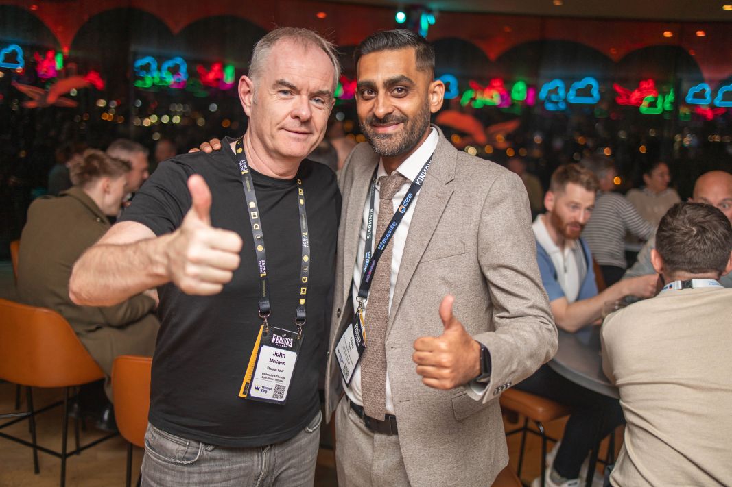 Company Staff Gravity Bar - E17