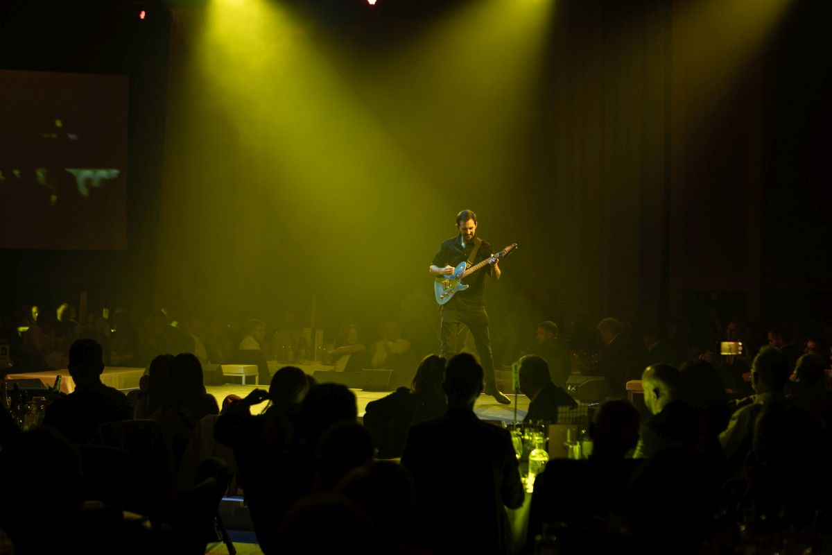 Guitarist Solo Player At The Gala Awards In Dublin Best Signers Suprise Corporate Gala Awards For Business Startups And Interneational Companies - E17