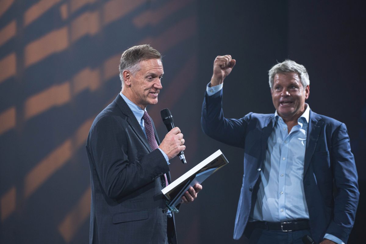 Speaker Speaks To Two Gala Winners At The Stage During Fedesa Conference Gala In Dublin Ireland Convention Centre Dublin Final Speech E17 - E17